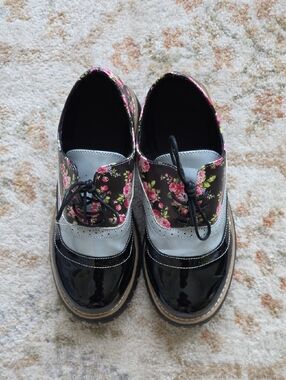 Kids Floral Patent Lace-Up Shoes - Black and Pink
